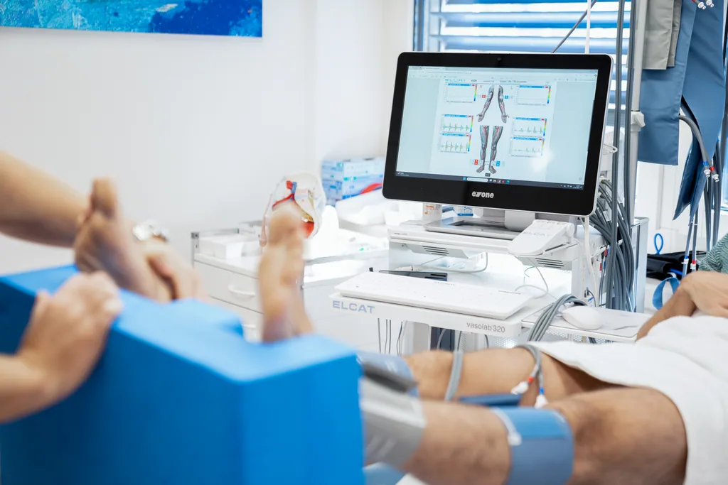 Messung des Knöchel-Arm-Index mit Blutdruckmanschetten an Bein und Arm