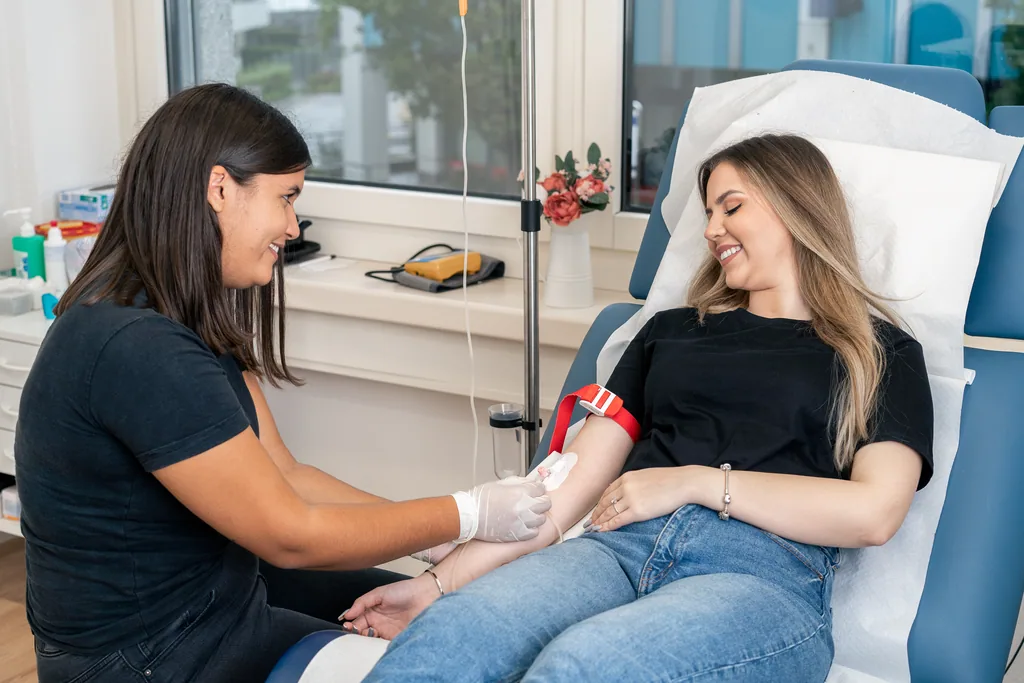 Venenzugang für eine Infusion im Behandlungsstuhl